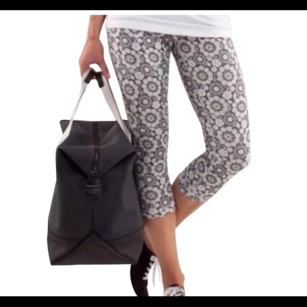 Lululemon Grey and White Twiggy Floral Nimbus Print Wunder Under Crops